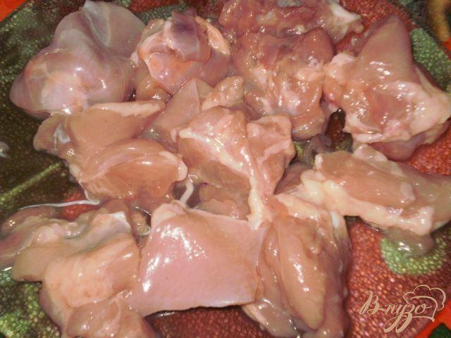 Фото приготовление рецепта: Курица тушеная с овощами и грибами шаг №1