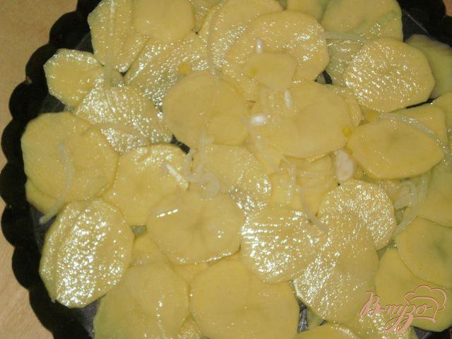 Фото приготовление рецепта: Картофель запеченный в духовке с помидорами шаг №4