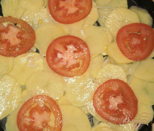 Фото приготовление рецепта: Картофель запеченный в духовке с помидорами шаг №5