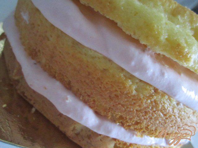 Фото приготовление рецепта: Торт с клубничным кремом шаг №8