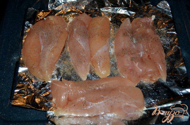 Фото приготовление рецепта: Пряные куриные грудки в майонезе шаг №2