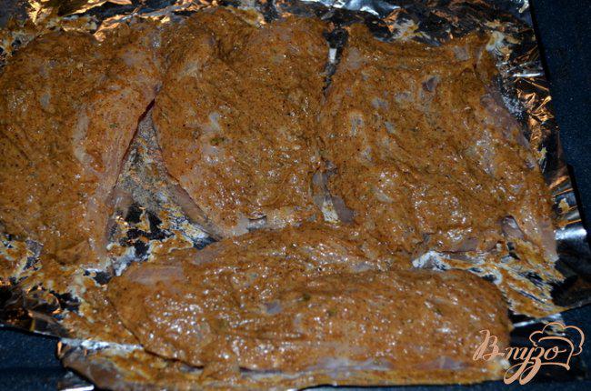 Фото приготовление рецепта: Пряные куриные грудки в майонезе шаг №3
