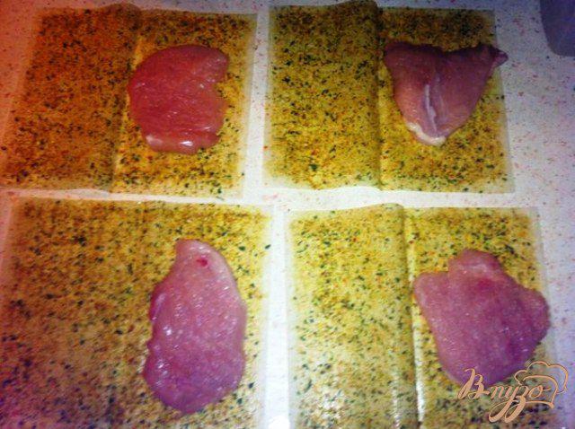 Фото приготовление рецепта: Куриные отбивные в пергаменте с пряностями. шаг №3
