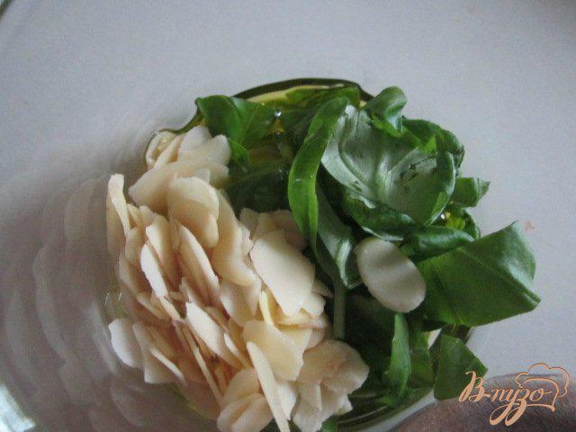 Фото приготовление рецепта: Салат с моцареллой и клубникой шаг №3