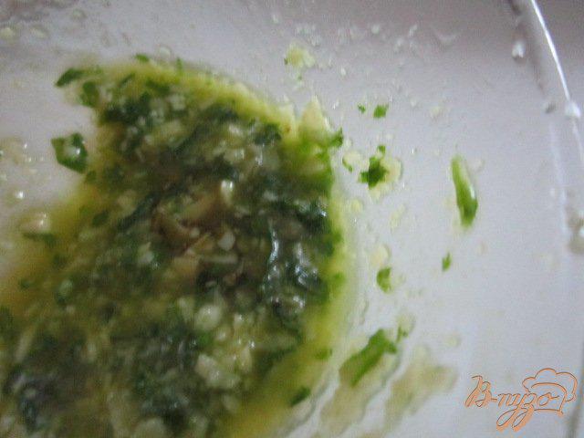 Фото приготовление рецепта: Салат с моцареллой и клубникой шаг №4