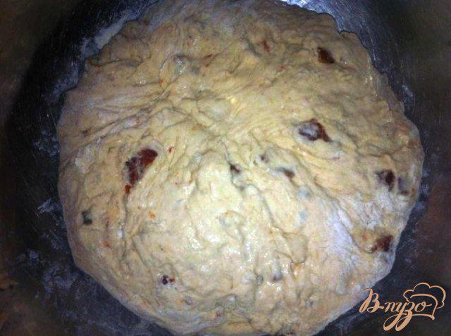 Фото приготовление рецепта: Хлеб с сушеными  помидорами шаг №6