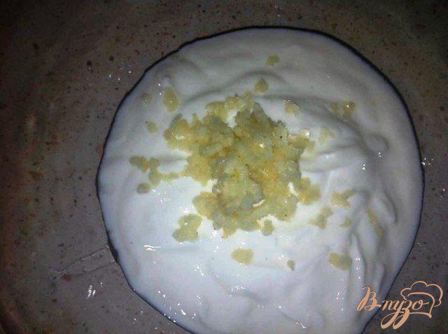 Фото приготовление рецепта: Куриное филе с соусом из йогурта. шаг №3