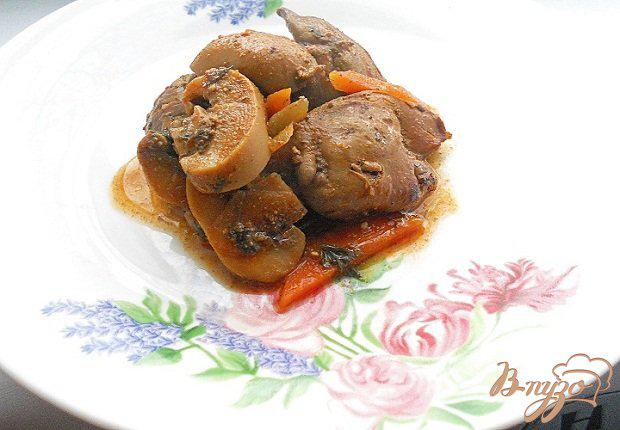 Фото приготовление рецепта: Куриная печень с грибами шаг №6