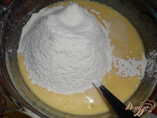 Фото приготовление рецепта: Пирог с грибами и сыром шаг №2