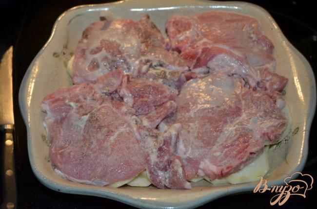 Фото приготовление рецепта: Тушеные свиные отбивные с овощами на молоке шаг №2
