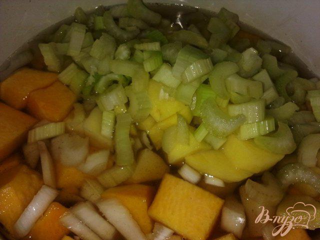 Фото приготовление рецепта: Суп-пюре из тыквы с сельдереем. шаг №6