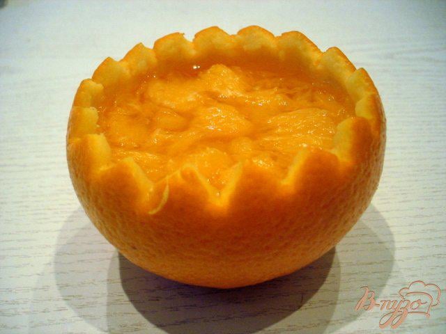 Фото приготовление рецепта: Десерт в апельсинах шаг №4