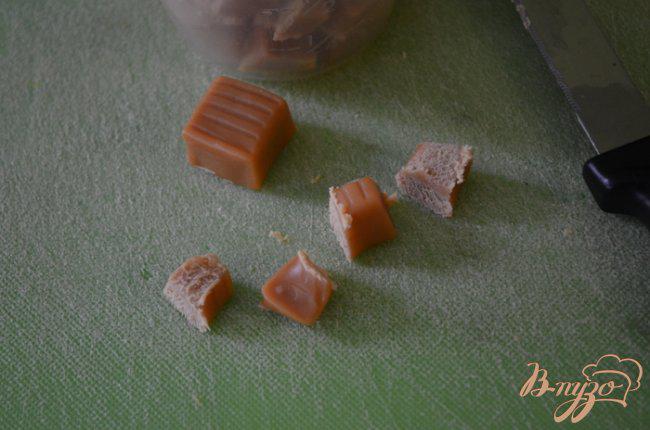 Фото приготовление рецепта: Печенье с карамелью шаг №5