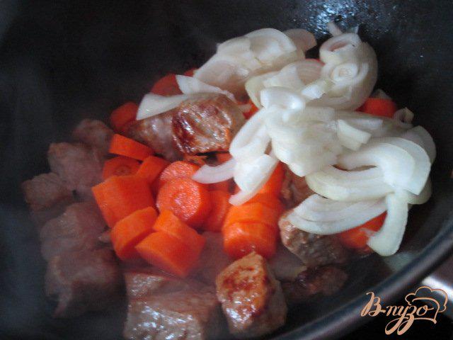 Фото приготовление рецепта: Свинина тушеная с овощами шаг №2