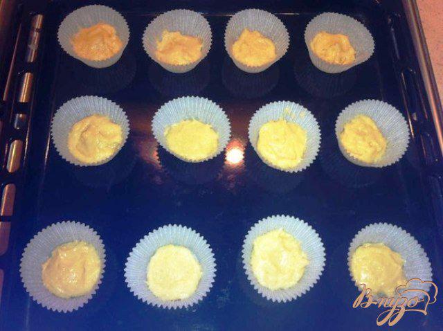 Фото приготовление рецепта: Кексы с клубничным джемом. шаг №4