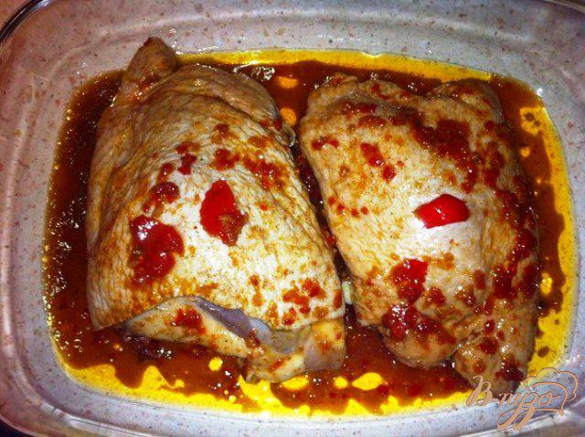 Фото приготовление рецепта: Куриные бедра в остром маринаде шаг №5