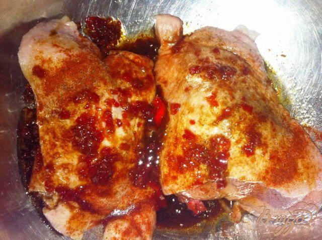 Фото приготовление рецепта: Куриные бедра в остром маринаде шаг №4
