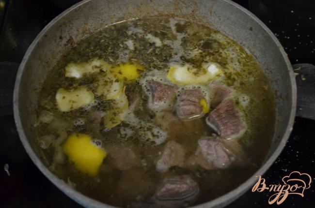 Фото приготовление рецепта: Тушеная говядина с сухофруктами и миндалем шаг №3