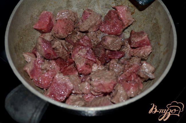 Фото приготовление рецепта: Тушеная говядина с сухофруктами и миндалем шаг №1