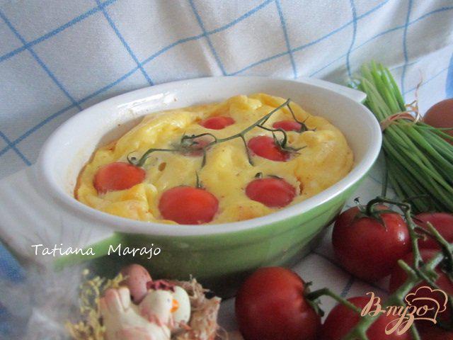 Фото приготовление рецепта: Сырный омлет с томатами шаг №6