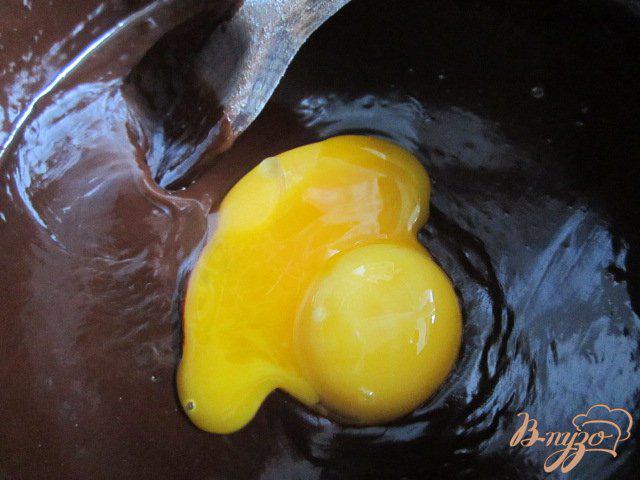 Фото приготовление рецепта: Шоколадный крем-мусс с малиной шаг №2