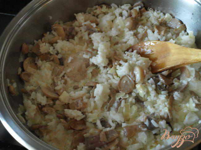 Фото приготовление рецепта: Рисовая запеканка с резанными шампиньонами шаг №4
