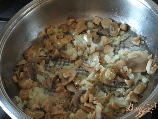 Фото приготовление рецепта: Рисовая запеканка с резанными шампиньонами шаг №2