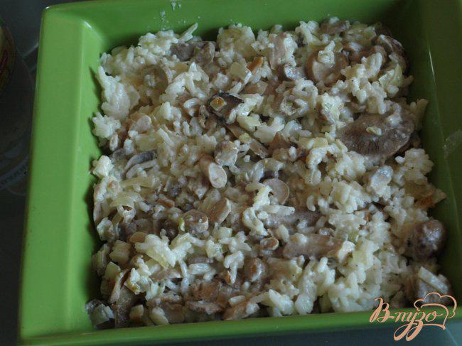 Фото приготовление рецепта: Рисовая запеканка с резанными шампиньонами шаг №5