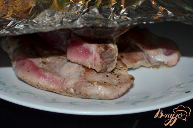 Фото приготовление рецепта: Свиные отбивные с пивом и беконом шаг №3