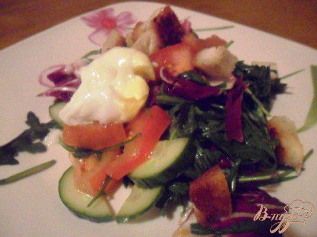 Фото приготовление рецепта: Овощной салат с крутонами и яйцом-пашот шаг №3