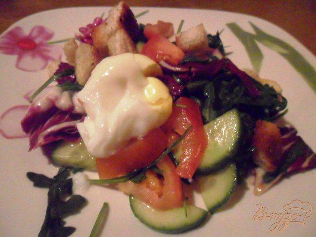 Фото приготовление рецепта: Овощной салат с крутонами и яйцом-пашот шаг №4