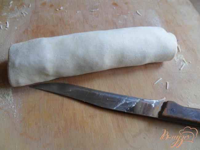 Фото приготовление рецепта: Слоёные завитушки с беконом и сыром шаг №3