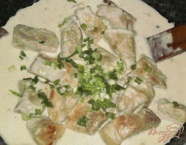Фото приготовление рецепта: Свинина тушеная в сметанном соусе шаг №4
