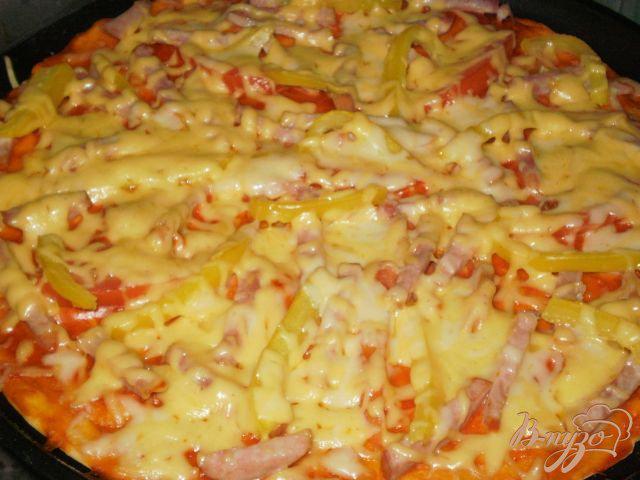 Фото приготовление рецепта: Пицца с ветчиной и овощами шаг №6