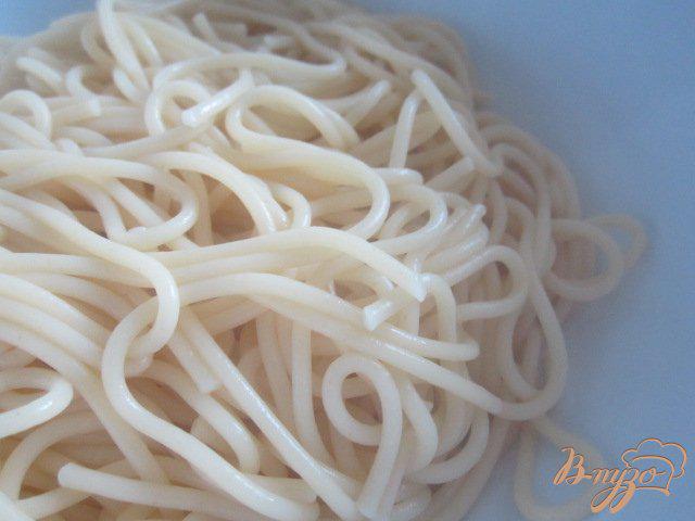 Фото приготовление рецепта: Спагетти с копченой семгой шаг №1