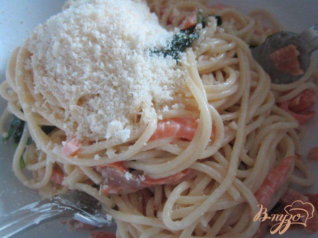 Фото приготовление рецепта: Спагетти с копченой семгой шаг №5