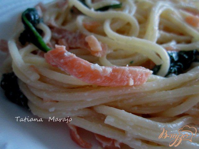 Фото приготовление рецепта: Спагетти с копченой семгой шаг №6