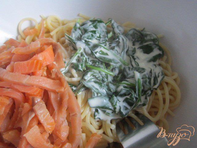 Фото приготовление рецепта: Спагетти с копченой семгой шаг №4