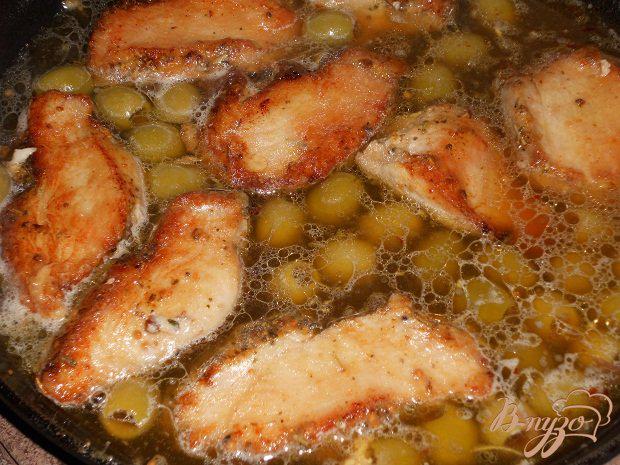Фото приготовление рецепта: Куриная грудка с оливками шаг №4