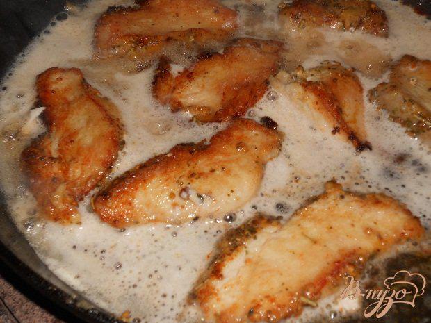 Фото приготовление рецепта: Куриная грудка с оливками шаг №3