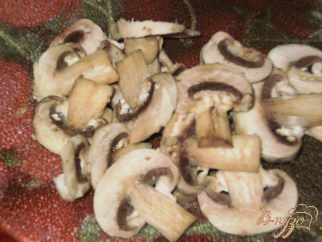 Фото приготовление рецепта: Сливочно-грибной суп с мясом шаг №4