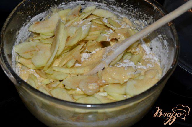 Фото приготовление рецепта: Итальянский яблочный кекс шаг №4