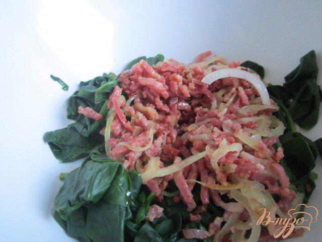 Фото приготовление рецепта: Теплый салат из шпината с беконом и яйцом пашот шаг №5