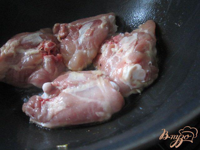 Фото приготовление рецепта: Пряная курица с рисом шаг №3
