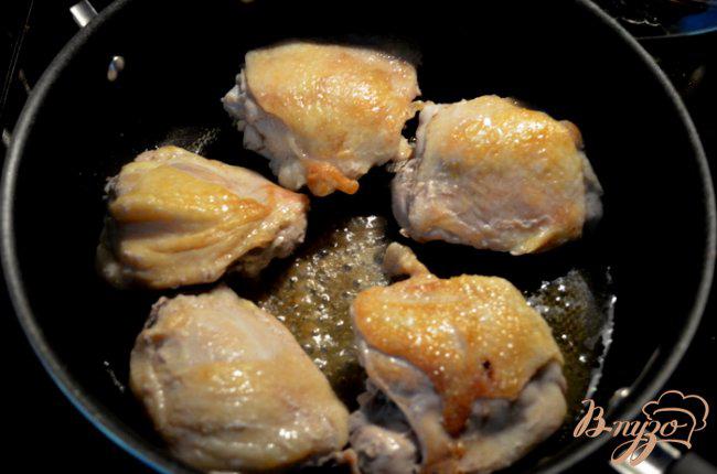 Фото приготовление рецепта: Куриные бедрышки с зелеными оливками шаг №1
