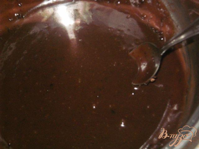 Фото приготовление рецепта: Пончики с шоколадной глазурью шаг №6