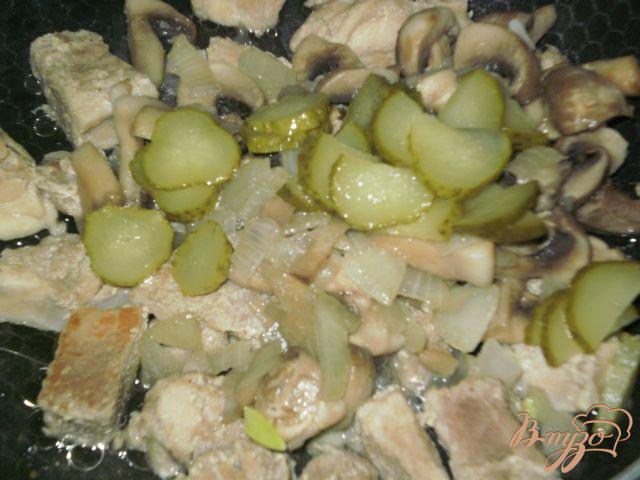 Фото приготовление рецепта: Капустная солянка с грибами и мясом шаг №4