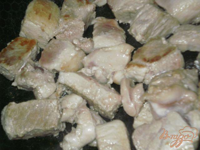 Фото приготовление рецепта: Капустная солянка с грибами и мясом шаг №2