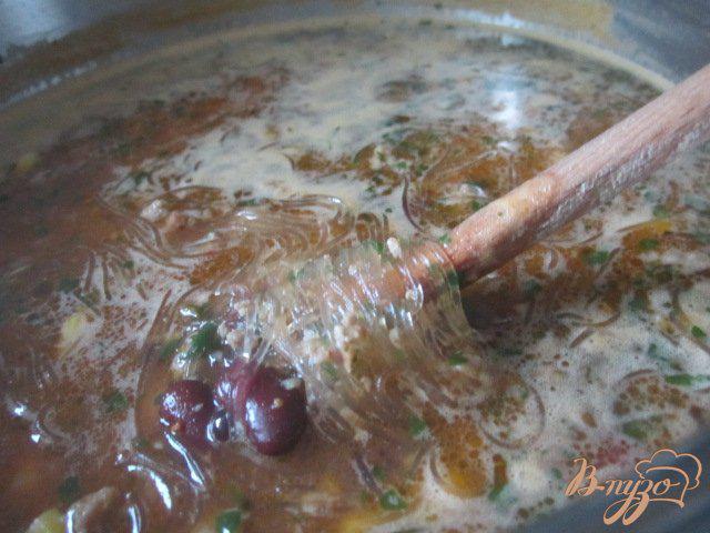 Фото приготовление рецепта: Суп с рисовой лапшой шаг №6