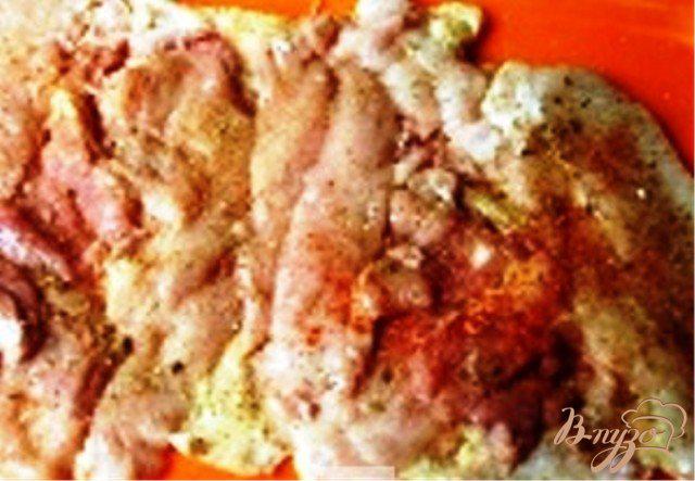 Фото приготовление рецепта: Куриный рулет с грибами и свининой. шаг №2